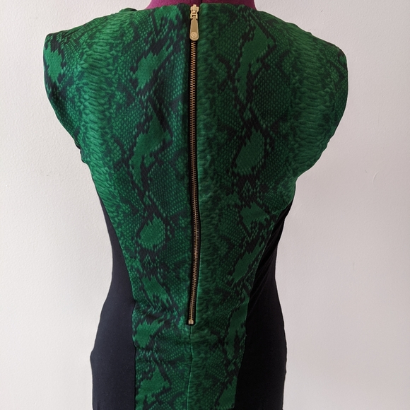 Vince Camuto Green Snakeskin Print Top - Size XS - Picture 3 of 4